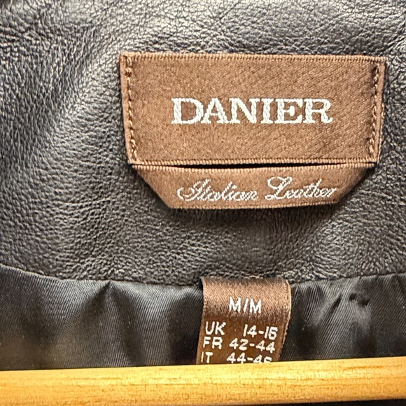 Danier Women's Sleek Black Leather Jacket - Picture 2 of 10